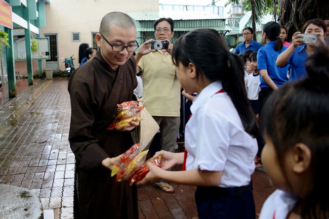 Giving gift portions to pupils on the occasion of Mid-Autumn Festival